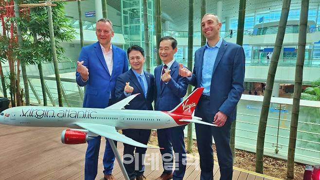 14일 인천국제공항에서 열린 ‘버진애틀랜틱 인천~런던 신규 취항 기념 미디어 컨퍼런스’. (왼쪽부터)코넬 코스터 버진애틀랜틱 최고경영자, 양경수 한국관광공사 국제관광본부장, 김벙호 인천국제공항공사 사장직무대행, 베이브 기어 최고운항책임자 (사진=이데일리 강경록 기자)