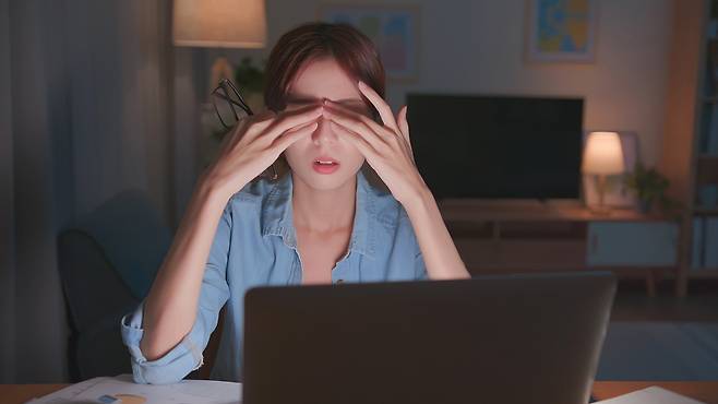 마그네슘이 부족하면 근육 경련, 눈 밑 떨림, 피로감 등이 나타날 수 있다｜출처: 클립아트코리아