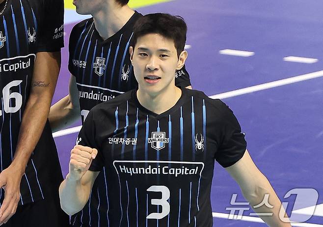 현대캐피탈 황승빈이 16일 인천 계양체육관에서 열린 진에어 2025-26 V리그 현대캐피탈과 대한항공의 경기에서 득점 후 기뻐하고 있다. 2025.12.16 ⓒ 뉴스1 박지혜 기자