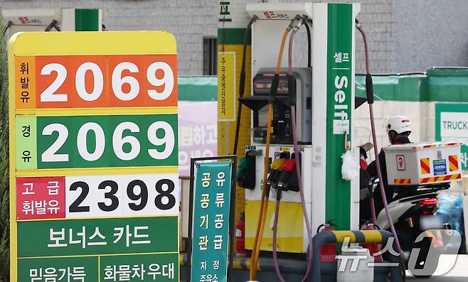14일 국가데이터처 국가통계포털(KOSIS)에 따르면 지난 3월 전국 석유류 물가는 전년 동월 대비 9.9% 상승했다. 사진은 이날 오후 서울 시내의 주유소 유가정보판 모습. 2026.4.14 ⓒ 뉴스1 김민지 기자