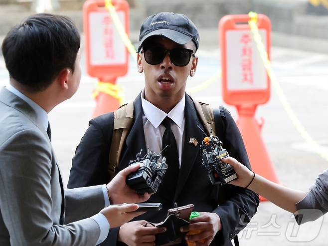 미국인 유튜버 조니 소말리(본명 램지 칼리드 이스마엘)가 15일 오전 서울 마포구 서울서부지법에서 열린 업무방해·경범죄처벌법 위반 1심 선고 공판에 출석해 취재진 질문을 받고 있다. '2026.4.15 ⓒ 뉴스1 김진환 기자