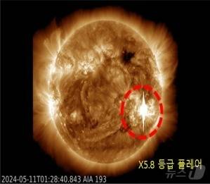 2024년 5월 발생한 X5.8급 태양흑점 폭발(플레어) 모습. 붉은 점선 영역에서 강력한 태양활동이 포착됐다. (우주항공청 제공) ⓒ 뉴스1
