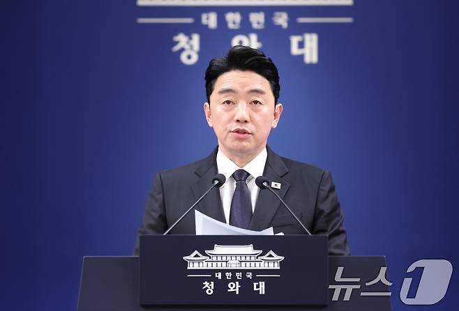 강훈식 대통령 비서실장이 15일 청와대 춘추관에서 전략경제협력 대통령특사 활동 결과 관련 브리핑을 하고 있다. 2026.4.15 ⓒ 뉴스1 허경 기자