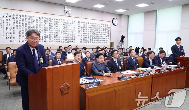 방용철 쌍방울그룹 전 부회장이 지난 14일 서울 여의도 국회 윤석열정권정치검찰조작기소의혹사건진상규명국정조사특별위원회에서 열린 쌍방울 대북송금 조작기소 의혹 사건 청문회에서 의원 질의에 답변하고 있다. 2026.4.14 ⓒ 뉴스1 신웅수 기자