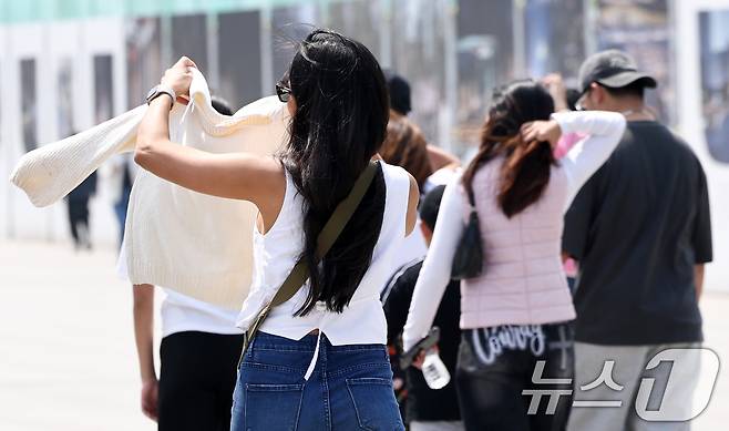 서울 낮 최고 기온이 26도까지 오르는 등 초여름 날씨가 이어지는 15일 서울 종로구 광화문광장에서 외국인 관광객이 발걸음을 옮기고 있다. 2026.4.15 ⓒ 뉴스1 최지환 기자