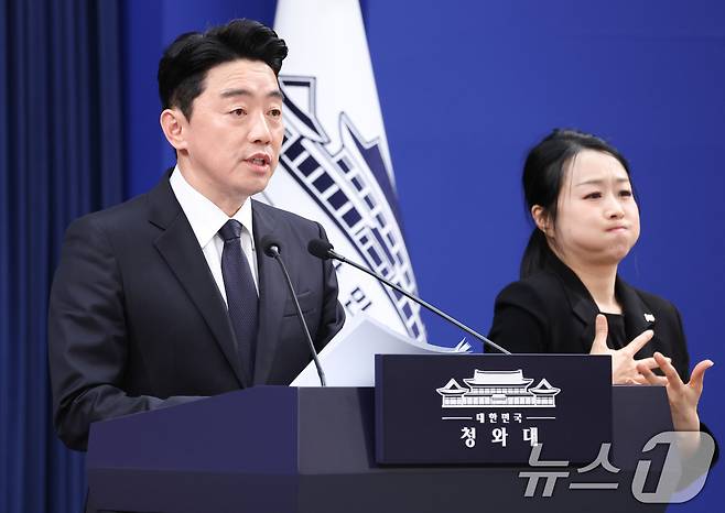 강훈식 대통령 비서실장이 15일 청와대 춘추관에서 전략경제협력 대통령특사 활동 결과 관련 브리핑을 하고 있다. 2026.4.15 ⓒ 뉴스1 허경 기자