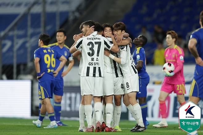 FC서울 선수들이 15일 울산 문수축구경기장에서 열린 울산 HD와 하나은행 K리그1 2026 2라운드 순연 경기에서 득점 후 기뻐하고 있다. (한국프로축구연맹 제공)