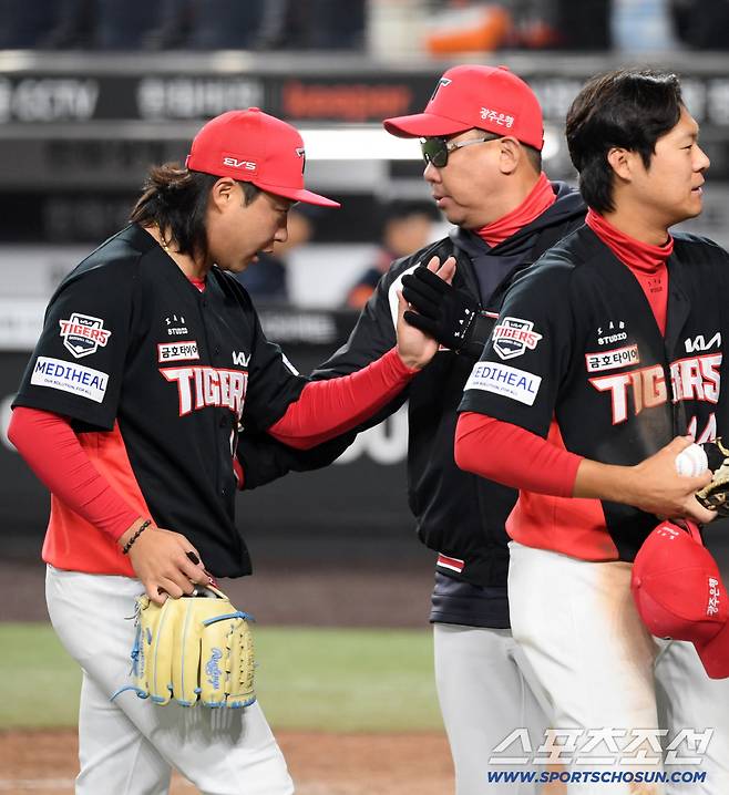 10일 대전 한화생명볼파크에서 열린 한화와 KIA의 경기. 승리한 KIA 김범수, 이범호 감독이 기뻐하고 있다. 대전=박재만 기자 pjm@sportschosun.com/2026.04.10/