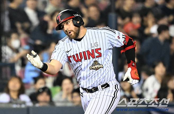 14일 잠실구장에서 열린 LG와 롯데의 경기. 8회말 LG 오스틴이 솔로포를 날린 뒤 환호하고 있다. 잠실=박재만 기자 pjm@sportschosun.com/2026.04.14/