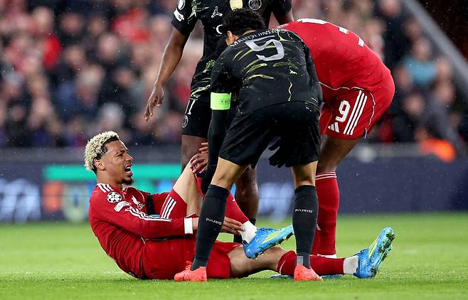 선수들에 게 둘러싸인 에키티케    EPA<저작권자(c) 연합뉴스, 무단 전재-재배포, AI 학습 및 활용 금지>