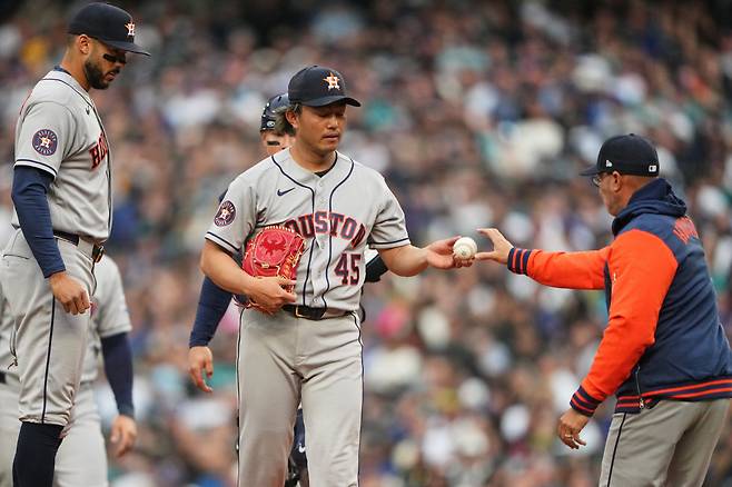 Houston Astros starting pitcher Tatsuya Imai is taken out of the game by manager Joe Espada during the first inning of a baseball game against the Seattle Mariners, Friday, April 10, 2026, in Seattle. (AP Photo/Lindsey Wasson)







<저작권자(c) 연합뉴스, 무단 전재-재배포, AI 학습 및 활용 금지>