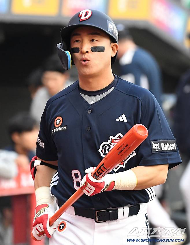 14일 인천 SSG랜더스필드에서 열린 SSG와 두산의 주중 3연전 첫 번째 경기. 1회 타격을 준비하는 두산 손아섭. 인천=송정헌 기자songs@sportschosun.com/2026.04.14/