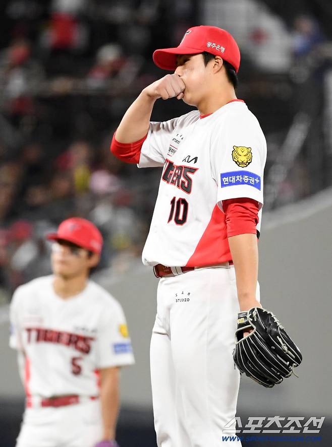 8일 광주 기아챔피언스필드에서 열린 KIA와 삼성의 경기. 4회초 1사 1루 삼성 최형우에게 투런포를 허용한 KIA 김태형이 자책하고 있다. 광주=박재만 기자 pjm@sportschosun.com/2026.04.08/