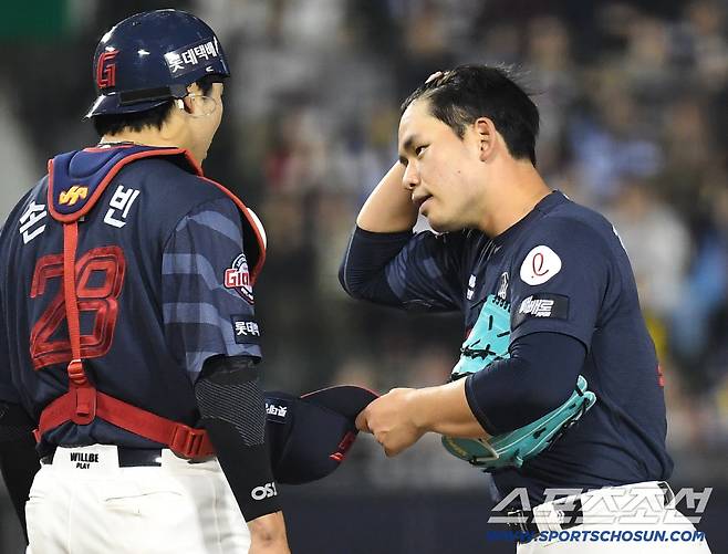 15일 잠실구장에서 열린 LG와 롯데의 주중 3연전 두 번째 경기. 7회 2사 후 마운드를 내려가는 롯데 선발 김진욱. 잠실=송정헌 기자songs@sportschosun.com/2026.04.15/