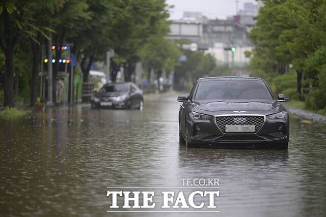 빗물받이는 도로의 빗물을 하수관로로 유도하는 핵심 시설이다. 담배꽁초와 낙엽 등이 쌓여 막힐 경우 집중호우 시 도로 침수로 이어질 수 있다. /더팩트 DB
