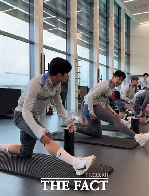 양민혁(왼쪽)이 2024년 12월 토트넘에 합류했을 당시 손흥민과 함께 트레이닝룸에서 몸을 풀고 있다. /토트넘 SNS