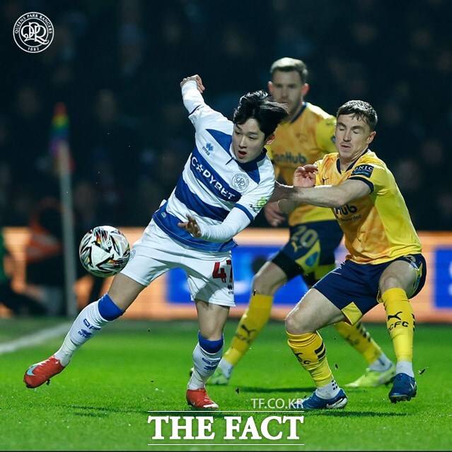 QPR의 윙포워드 양민혁(왼쪽)이 15일 더비 카운티와 2024~2025 잉글리시 챔피언십(2부) 33라운드 홈 경기에서 볼을 다투고 있다./QPR SNS
