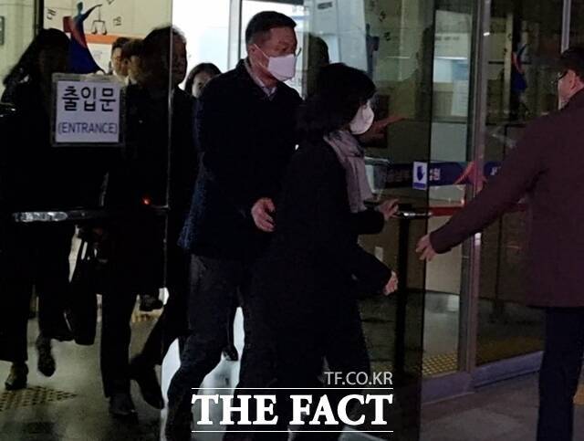 구연경 LG복지재단 대표와 윤관 BRV 대표가 지난해 11월 서울 양천구 남부지방법원에서 진행된 자본시장법 위반 혐의 4차 공판을 마친 뒤 법원을 빠져나가고 있다. /이성락 기자