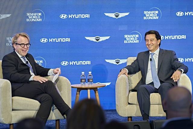 호세 무뇨스 사장이 글로벌 경제 콘퍼런스에서 모빌리티 혁신과 에너지 전환 방향을 제시했다. 사진은 (왼쪽부터) 저스틴 스미스(Justin B. Smith) 세마포 공동창업자와 호세 무뇨스(José Muñoz) 사장이 대담하는 모습. /현대차 제공
