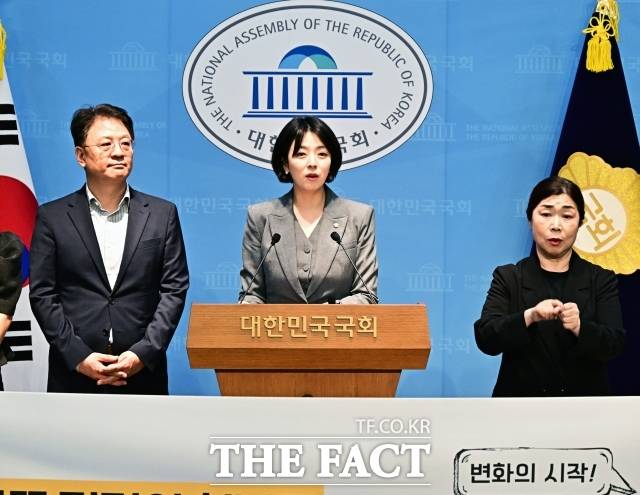 국민의힘 서울시당위원장을 맡고 있는 배현진 의원이 15일 오후 서울 여의도 국회 소통관에서 기자회견을 열고 발언을 하고 있다. 배 의원은 이날 기자회견에서 “서울의 대표 험지인 은평구를 ‘청년특구’로 지정한다고 밝혔다. /국회=배정한 기자