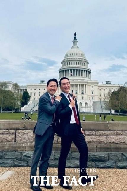 장동혁(왼쪽) 국민의힘 대표와 김민수 최고위원이 미국 의사당 앞에서 기념 촬영을 하고 있는 모습. /김성수 연세대 경영전문대학원 겸임교수 SNS 캡쳐