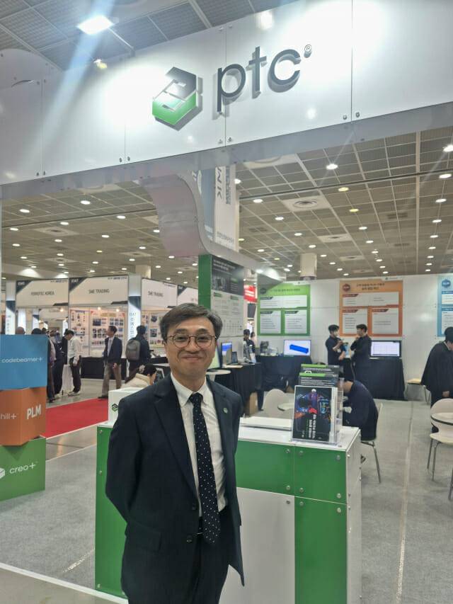 지수민 PTC코리아 본부장이 지난 8~10일 서울 강남구 코엑스에서 열린 한국전자제조산업전 내 회사 부스를 소개하고 있다. 이번 행사에서 회사는 SDV와 반도체 개발 환경을 주제로 두 가지 제품 엔지니어링 데모를 공개했다. (사진=PTC코리아)