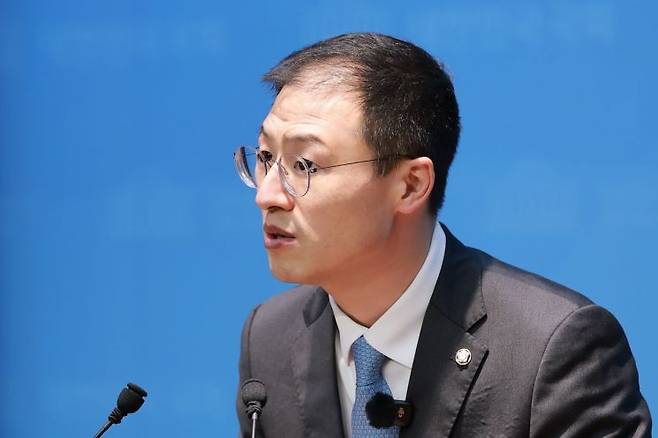 (서울=연합뉴스) 신현우 기자 = 더불어민주당 김상욱 의원이 7일 국회 소통관에서 산업용 전기요금 지역별 차등화를 제안하고 있다. 2026.4.7    nowwego@yna.co.kr(끝)