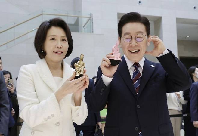 이재명 대통령과 김혜경 여사가 서울 용산구 국립중앙박물관에서 기념품과 함께 기념촬영을 하고 있다. 연합뉴스