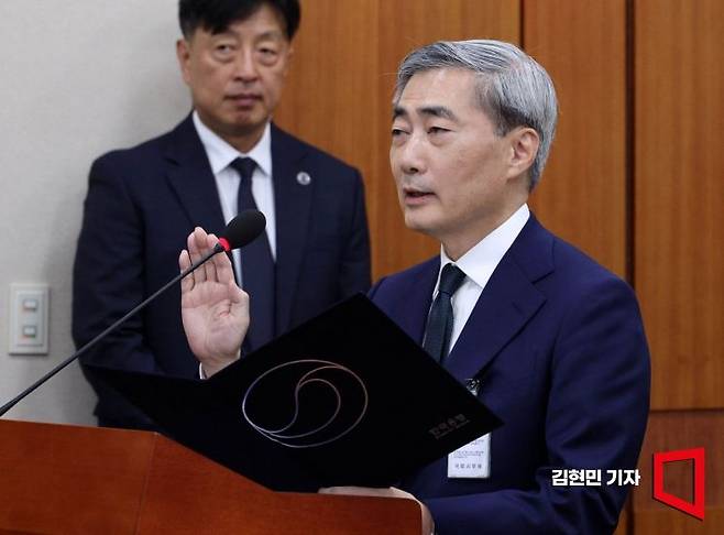 신현송 한국은행 총재 후보자가 15일 국회 재정경제기획위원회에서 열린 인사청문회에서 선서하고 있다.