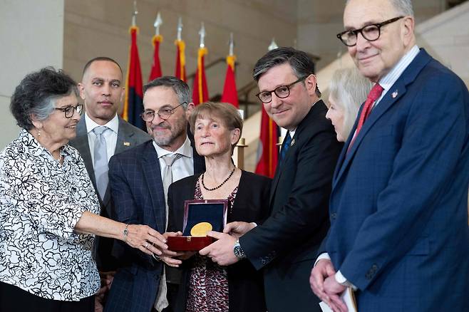 마이크 존슨 미 하원의장(오른쪽에서 두번째), 척 슈머 민주당 상원 원내대표(맨 오른쪽), 하킴 제프리스 민주당 하원 원내대표(왼쪽에서 두번째) 등이 14일 워싱턴 DC 의회 의사당에서 열린 홀로코스트 박물관 주관 '추모의 날' 행사에 참석해 기념 촬영을 하고 있다. /AFP 연합뉴스