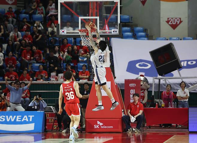 소노의 케빈 켐바오가 14일 경기 막판에 결정적인 덩크 슛을 넣고 있다. /연합뉴스