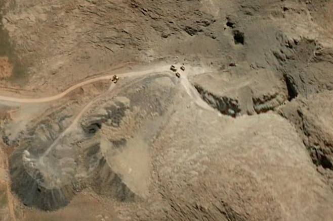 지난10일 이란 호메인 인근 미사일 기지의 위성 사진이 촬영되었다. 터널 입구를 막고 있는 잔해 위에 굴착기가 올라가 있고 근처에 덤프트럭들이 대기하고 있는 모습./ 에어버스, CNN