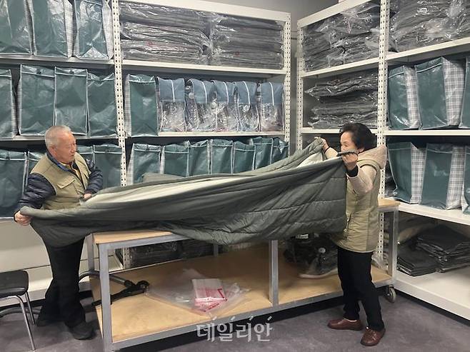 태백시니어클럽 캠핑세탁. ⓒ한국노인인력개발원