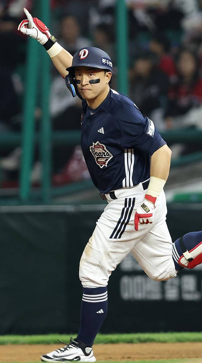 두산 유니폼을 입은 손아섭이 새 팀 합류 첫날인 14일 인천 SSG랜더스필드에서 열린 SSG와의 방문경기에서 4회초 2점 홈런을 날린 후 베이스를 돌고 있다. 이날 오전 한화에서 두산으로 트레이드된 손아섭은 자신의 시즌 첫 안타를 홈런으로 장식했다. 두산 제공