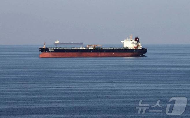 한 유조선이 바다 위에 떠 있다. ⓒ로이터=뉴스1