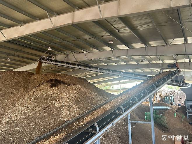 산림청은 중동 위기로 빚어진 화석연료 소재 공급 차질에 재생 가능한 목재가 대안이 될 수 있다고 15일 밝혔다. 사진은 전북 남원시 미이용 산림자원화센터에서 목재 부산물을 파쇄하는 모습. 산림청 제공