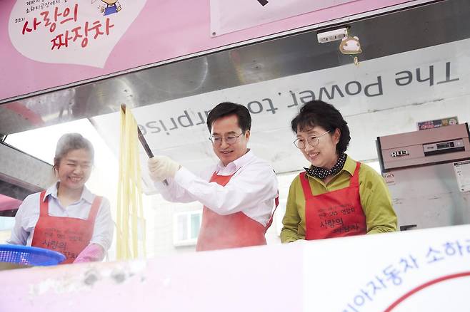 사랑의 짜장차 봉사는 김동연 경기도지사 부부가 수년째 이어온 봉사활동이다. 자료사진