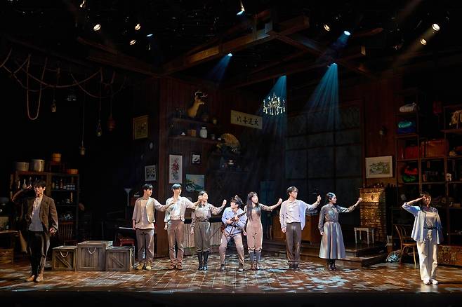 연극 ‘빵야’에서 소총 빵야가 거친 현장을 연기하는 배우들.  엠비제트컴퍼니 제공