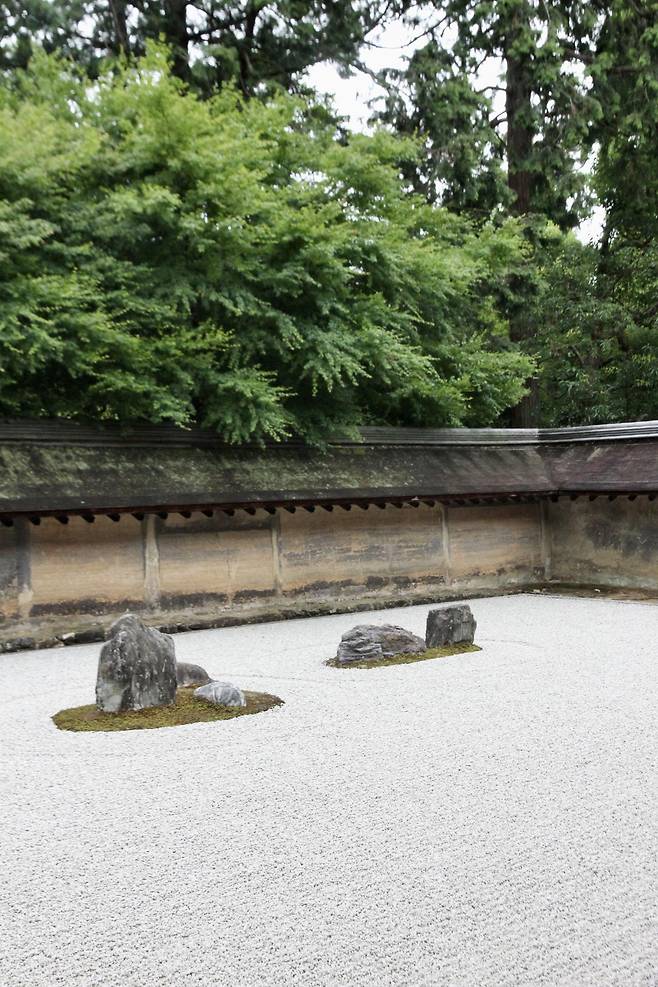 일본 교토 료안지의 돌 정원. 물 없이 바위와 모래로 산수를 표현한 가레산스이(枯山水) 양식을 보인다. 착착건축사사무소 제공