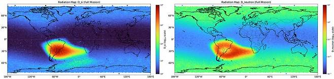 레오도스가 임무 기간 동안 관측한 전 지구 우주방사선(하전입자 및 중성자) 전천 지도(적색에 가까울수록 누적 방사선량이 높음). 국제우주정거장(ISS)의 궤도상 관측이 불가능했던 극지방 상공의 방사선 환경을 정밀조사함으로써 전 지구적 관측 공백을 메웠다. (왼쪽) 누적 하전입자 전천 지도. (오른쪽) 누적 중성자 전천 지도. 우주항공청 제공