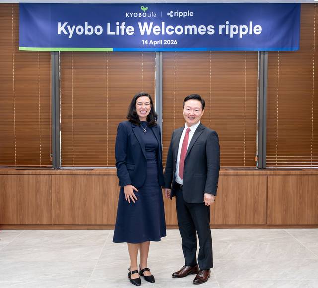 박진호(오른쪽) 교보생명 부사장과 피오나 머레이 리플 아시아태평양(APAC) 지역 총괄이 지난 14일 서울 광화문 교보생명 본사에서 ‘리플 블록체인 인프라 활용 국채 거래 기술 검증(PoC) 프로젝트’를 위한 협력 방안을 논의한 뒤 기념촬영을 하고 있다. [교보생명 제공]