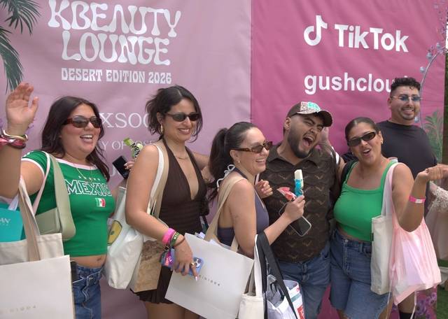 지난 11일(현지시간) 미국 캘리포니아에서 열린 ‘K-뷰티 라운지 데저트 에디션위드 틱톡’ 참석자들이 기념사진을 찍고 있다. 틱톡 제공