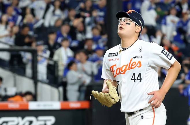 2026 신한 SOL KBO리그 삼성 라이온즈와 한화 이글스의 경기에서 9회초 한화 김서현이 역전을 허용하며 마운드를 내려오고 있다.뉴스1