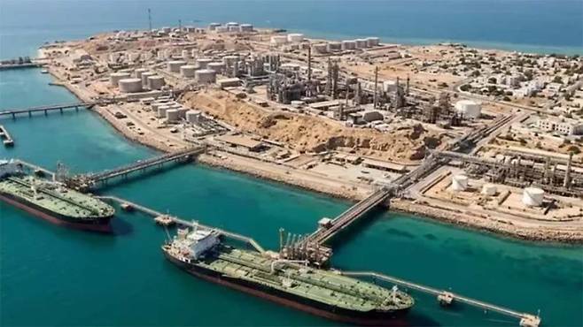 15일 국가데이터처가 발표한 3월 고용동향에 따르면 청년층(15~29세) 고용률이 43.6%로 전년 동월보다 0.9%p 하락했다. 23개월 연속 감소다. 이번 고용지표는 중동전쟁 공급망 위기가 반영되지 않아 경기에 후행하는 고용 시장은 몇 개월후 나빠질 가능성이 크다. 사진은 호르무즈 해협에 있는 이란의 석유수출기지 하르그섬. 출처=락샤-아니르베다닷컴. 뉴시스