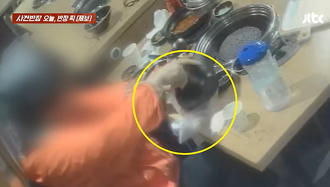 지난 12일 서울 동대문구의 한 고깃집에서 한 손님이 식사를 마친 뒤 비닐봉지에 파채를 넣고 있다./사진=JTBC '사건반장' 캡처