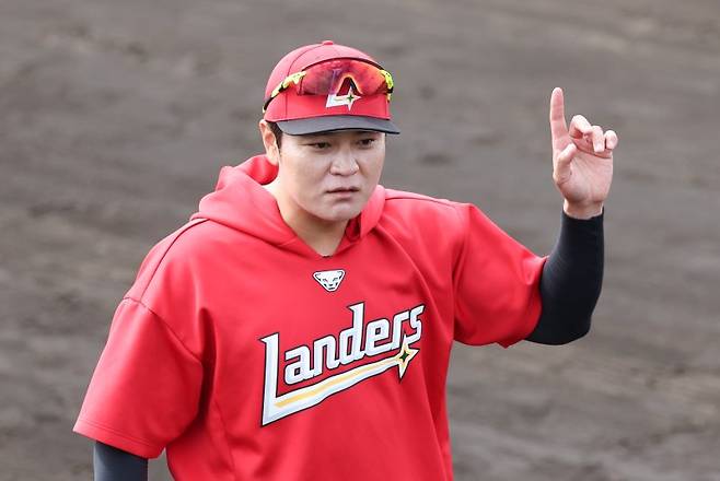 추신수 SSG 구단주 특별보좌역 및 육성총괄이 28일 일본 오키나와 구시카와 야구장에서 열린 KT 위즈와 SSG 랜더스 연습경기에 앞서 선수들을 지도하고 있다.뉴스1