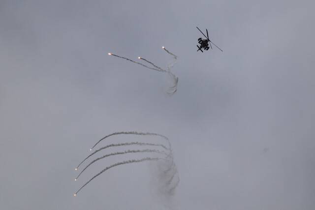 14일 이스라엘군 헬리콥터가 레바논 남부를 폭격하고 있다. 로이터 연합뉴스