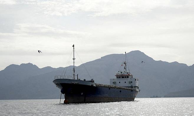 지난 12일 오만 무산담 주 연안의 호르무즈 해협을 한 선박이 항해하고 있다. 로이터 연합뉴스
