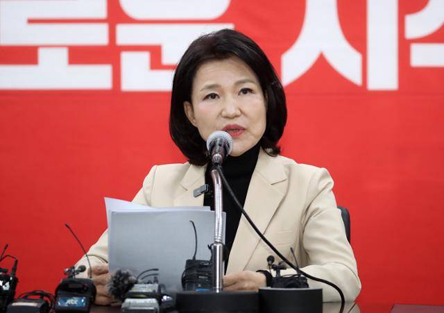 국민의힘 대구시장 경선에서 공천 배제(컷오프)된 이진숙 전 방송통신위원장이 14일 국민의힘 대구시당에서 기자회견을 하고 있다. 대구=뉴스1