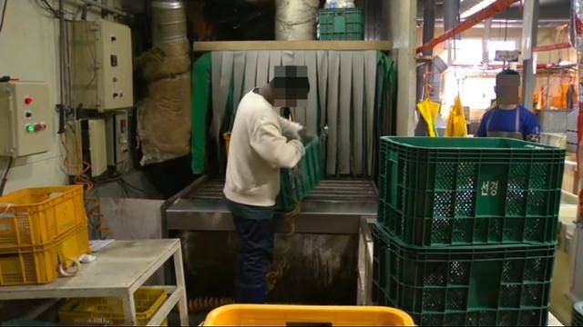 경기 화성의 한 금속도금업체에서 직원이 작업을 하고 있다. 이곳에선 올해 2월 사업주가 외국인 노동자에게 에어건을 쏴 크게 다치게 한 사건이 발생했다. 뉴시스